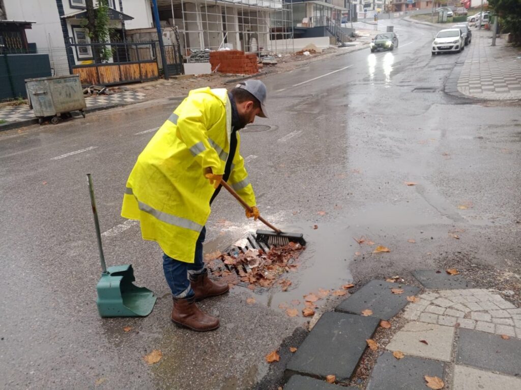 Darıca Belediyesi yağmur suyu kanalı temizlik çalışması